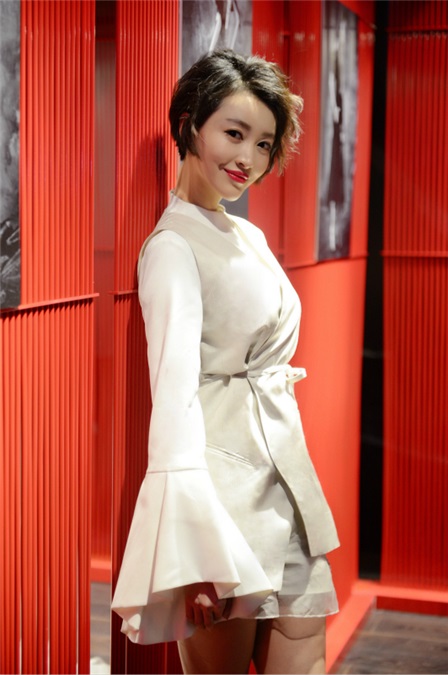 杨洋新娘盛典花式炫短发 「同款热」再度爆发