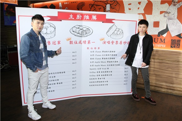 宋念宇举办全新专辑《同在》庆功活动 好友阿纬现身支持