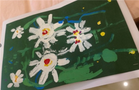 黄奕捐出女儿画作做慈善 带领一群小朋友做义卖献爱心