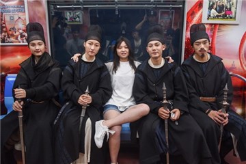 乘客纷纷上前合影
