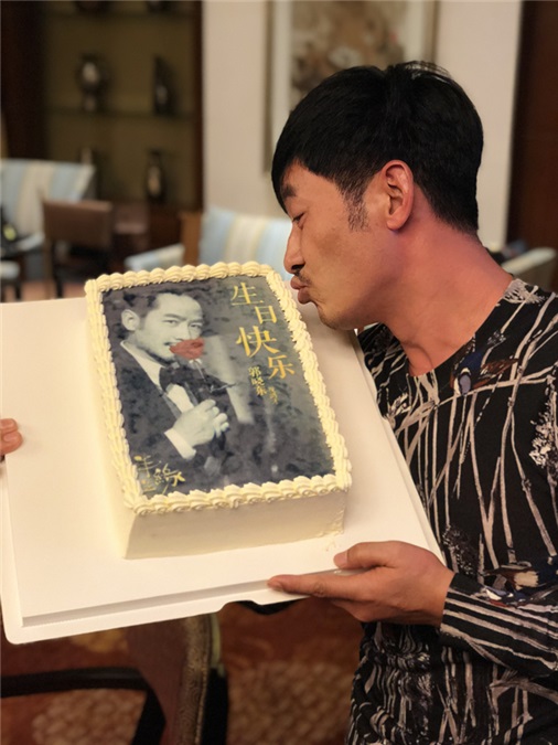 郭晓东《半生缘》剧组庆生 左拥刘嘉玲右抱蒋欣其乐融融