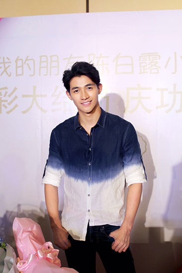 李子峰变《陈白露》庆功会主播 大尺度摸胸被「包夜」