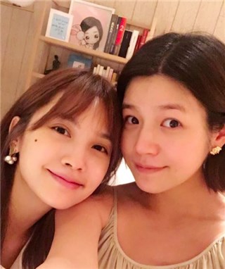 杨丞琳偕陈妍希拍逆龄素颜照 却遭网友催婚了