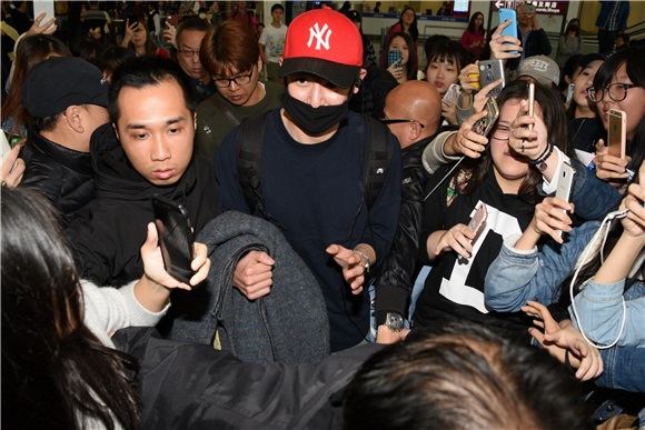 韩国偶像团体2P.M成员Nichkhun抵达香港机场