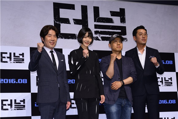 电影《隧道》制作发布会 主演河正宇、裴斗娜、吴达洙出席活动