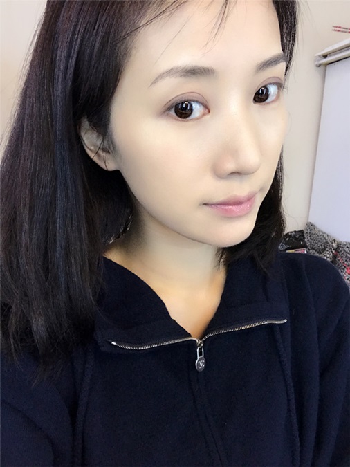 李念晒素颜照 阔太的护肤品竟然如此廉价