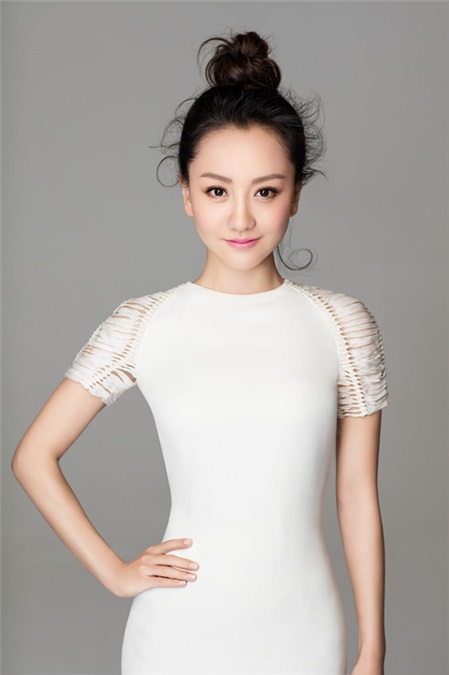 杨蓉拍时尚大片挑战哪吒头 粉丝惊叹姑娘你十八岁
