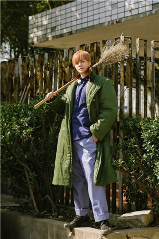 “小猪”肩扛笤帚
