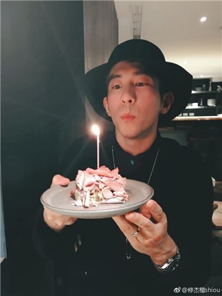(修杰楷昨晚与家人一起过生日 图/翻摄自修杰楷微博)