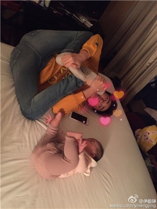 伊能静晒儿女新年贺照 小王子模仿小米粒萌翻网友