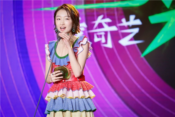 周冬雨获「年度最佳电影女演员」 彩虹裙显娇小可人