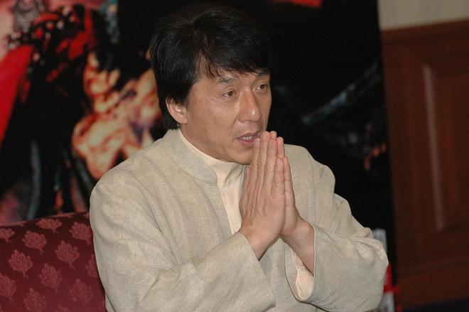 成龙三年送别十余位影坛挚友，提前录好告别歌：要在走的那一天发布