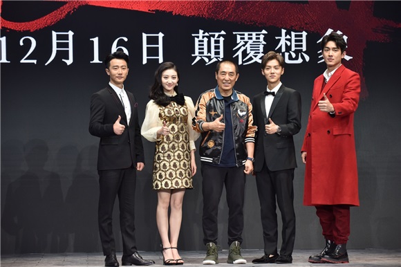 景甜素颜直播再破记录 《长城》发布会与鹿晗搞怪逗趣