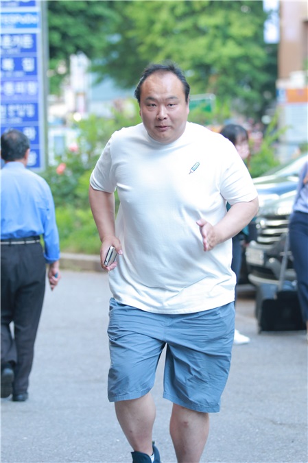 《逆贼》杀青宴 尹均相手动比心 露可爱笑容魅力满分