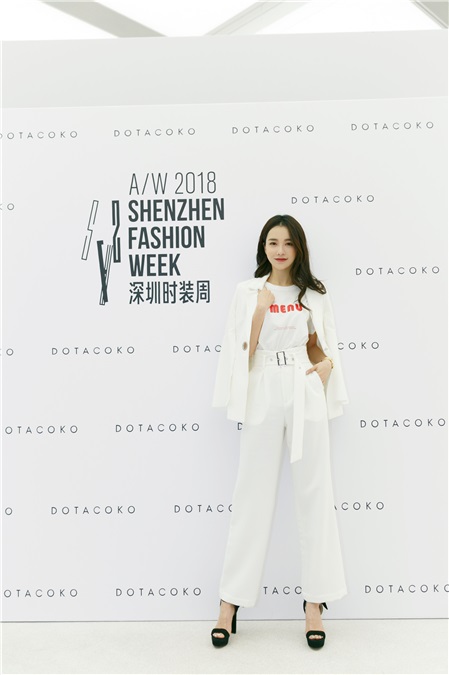 黄一琳白西服亮相深圳时装周 帅气演绎酷美新风尚