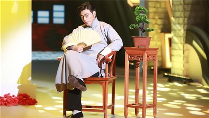 高晓攀轻摇折扇气质温润