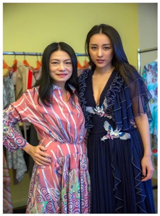 (左:VT创始人Vivienne Tam、右:吴靖萱)
