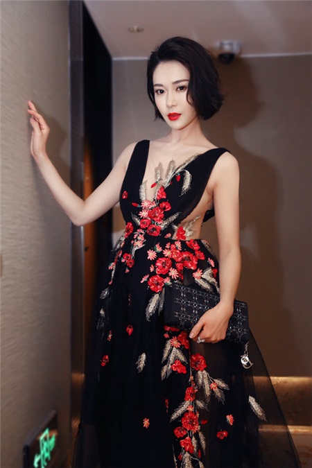 第一晶女郎胡然出席时尚权力榜惊艳 斩获年度新锐势力奖