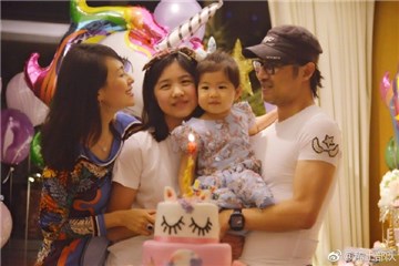 章子怡为醒宝庆生 一家同框超幸福