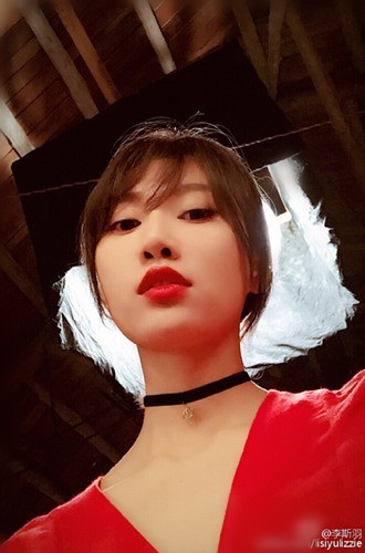 红衣女子究竟是谁?李斯羽红裙红唇化身「暗黑女神」