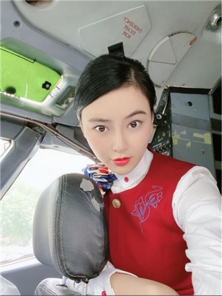 吴丹空姐造型出圈，原来竟是环球小姐亚军