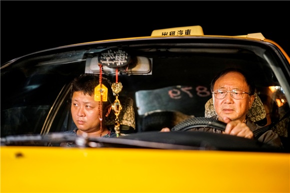 纳豆拉下前辈化身小黄运将 直播意外吸万人观看