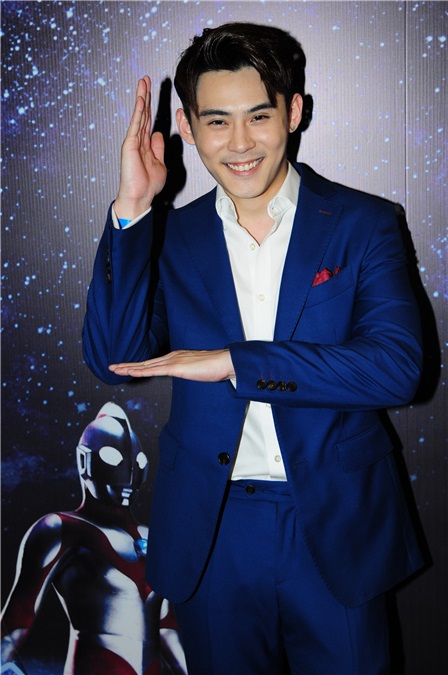 李小璐现身电视剧《奥特曼之夜》发布会 身着梦幻蓬蓬裙与导演交头接耳热聊不断