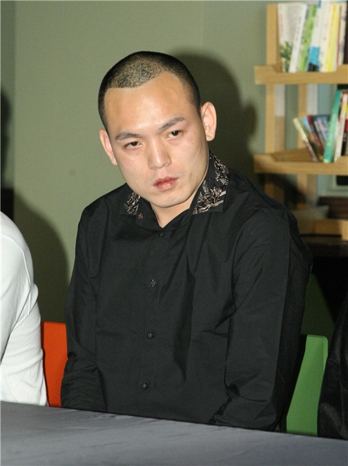 春风说明爸爸被殴受伤记者会