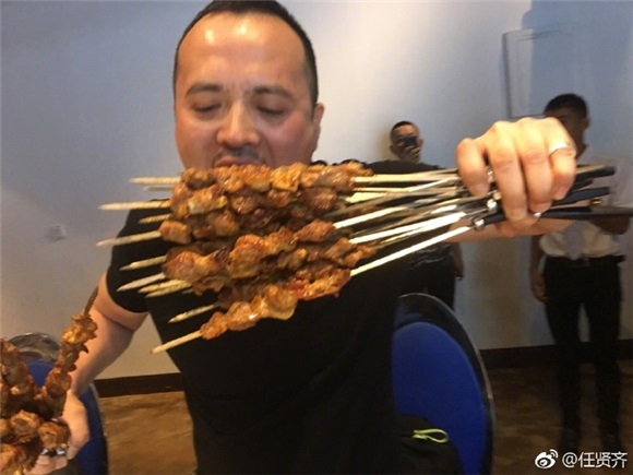 实习崴:任贤齐远赴新疆工作 搞笑拍摄工作人员