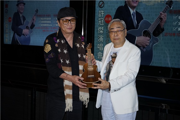 许冠杰与两个儿子、好友王敏德出席演唱会记者会