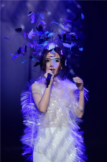 田馥甄上海演唱会全场齐唱《小幸运》 大秀上海话Chloe长裙仙气十足