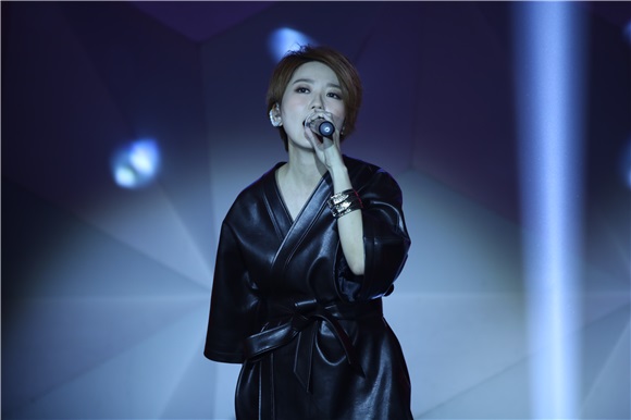 新加坡天后蔡淳佳办新歌首唱会 独立作曲《自画像》探索内心世界