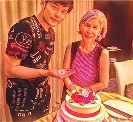 孝顺boy!周杰伦为妈妈庆生 手捧鲜花超暖心