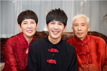 大张伟一家三口