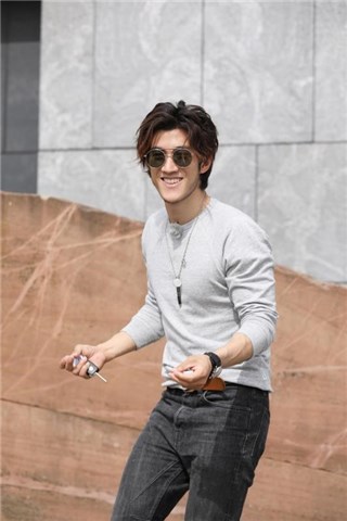 李治廷被什麽卡住了? 微博头像被绑住的拳头透了心声?