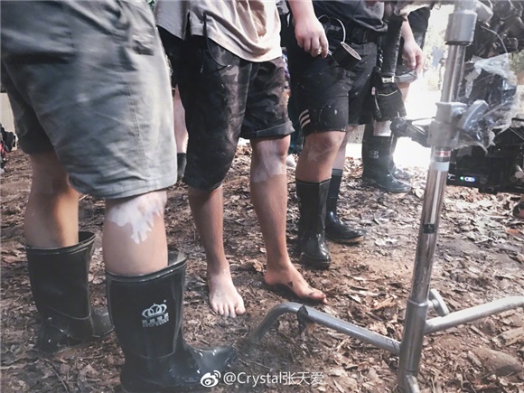 张天爱曝花絮照感恩工作人员专注敬业 粉丝直呼期待成品