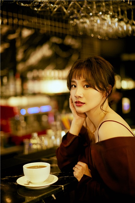 章龄之优雅写真展冬日美好 迷人天鹅颈再现「少女章」的