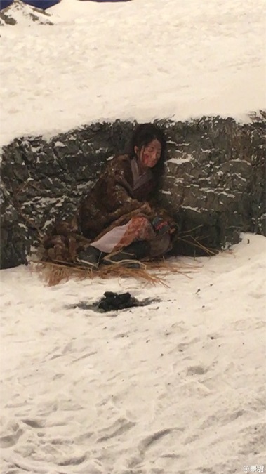 景甜微博晒「初雪」 网友:差点儿就信了!