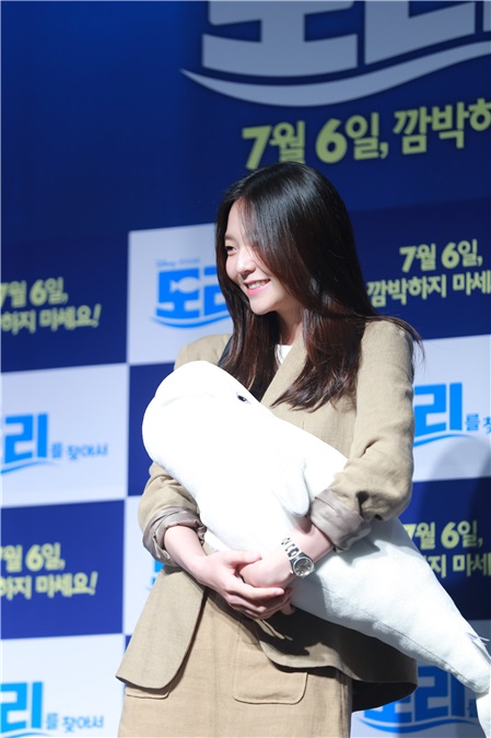 女团2EN1成员Sandara朴、演员李枖原、Stephanie Le等出席画片《海底总动员2》特别活动