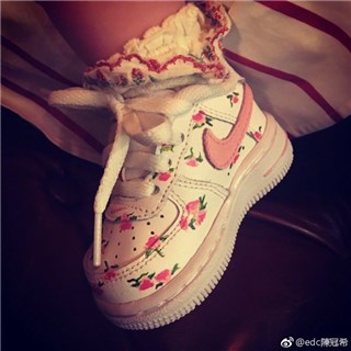 陈冠希晒女儿小脚 粉丝夸：你会是好爸爸