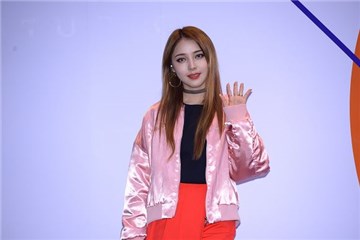 〈YES首尔现场〉Tiffany驾驭粉红豹纹甜美可人 Red Velvet水蛇腰惊艳时装周