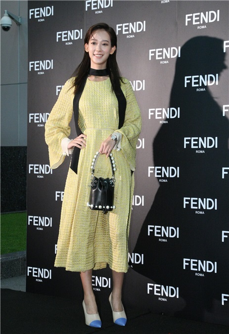 欧阳娜娜、孟耿如等出席FENDI微风信义巨型圣诞装置点灯派对