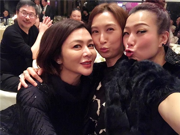 郑秀文短裙赴向太生日趴 粉丝赞美又有型