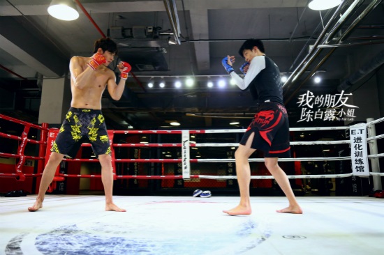 李子峰《陈白露》大秀搏击 与「大胸妹」泳池嬉水