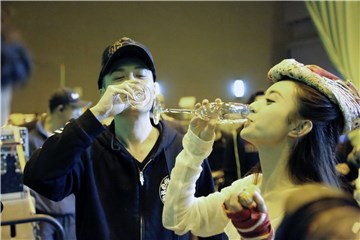 好酒量  ! 赵丽颖冯绍峰杀青拼酒