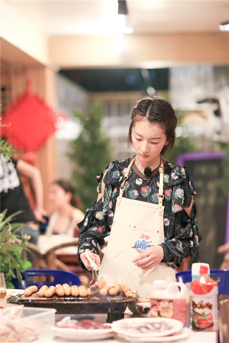 《中餐厅》周冬雨接替黄晓明工作 众人团宠「闺女」超温馨