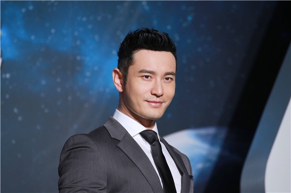 黄晓明代言太空按摩椅