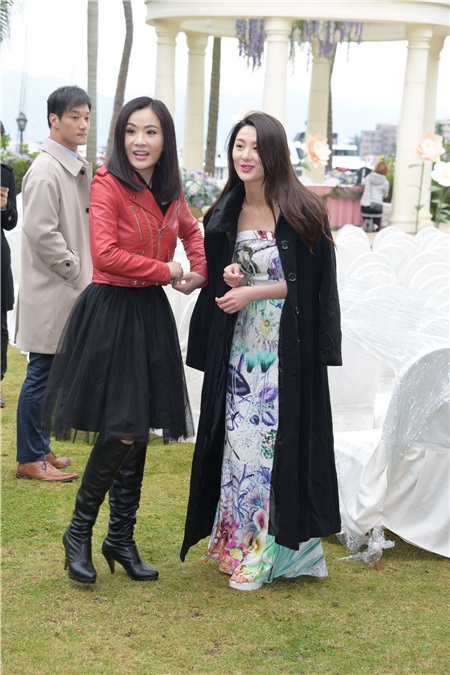 陈明恩与舞蹈员Eddy举行西式草地婚礼 王祖蓝和亚男双双来祝贺