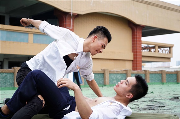 《翻墙的记忆》见面会合照签名大放送 张庭瑚穿制服隐身观众席吓呆学生