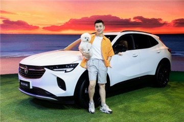 图:“时尚美妆达人”付鹏一经亮相就引发弹幕惊喜连连